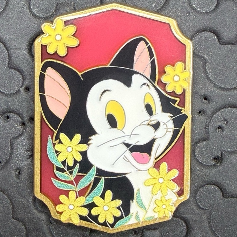 Disney loungefly Disney cats portraits flower windows Pinocchio Figaro pin
